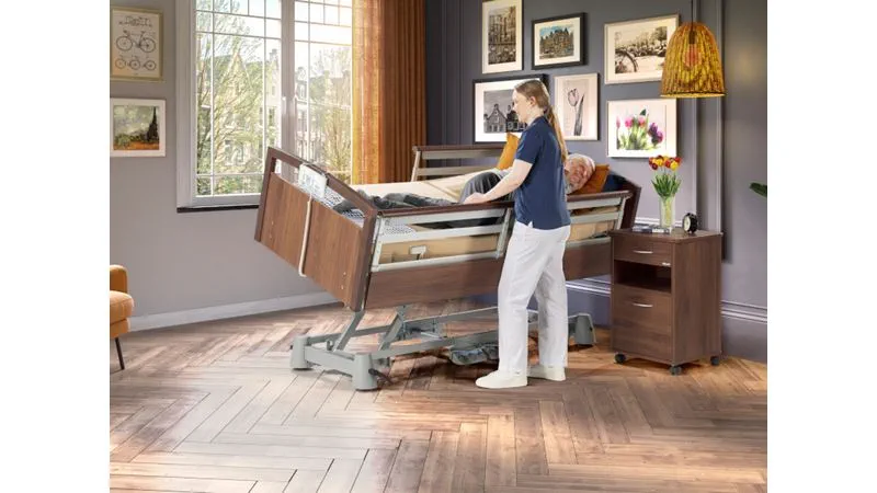 Latera Neo nursing bed with its lateral tilt function in use